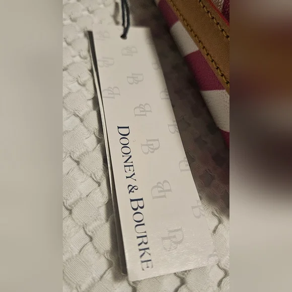 NWT Dooney & Bourke Small Zip Crossbody- Chevron Fuchsia/White - Picture 9 of 12